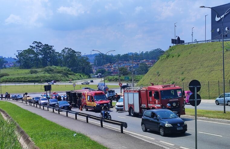 CARRETA TOMBA EM FRENTE AO OUTLET PREMIUM IMIGRANTES