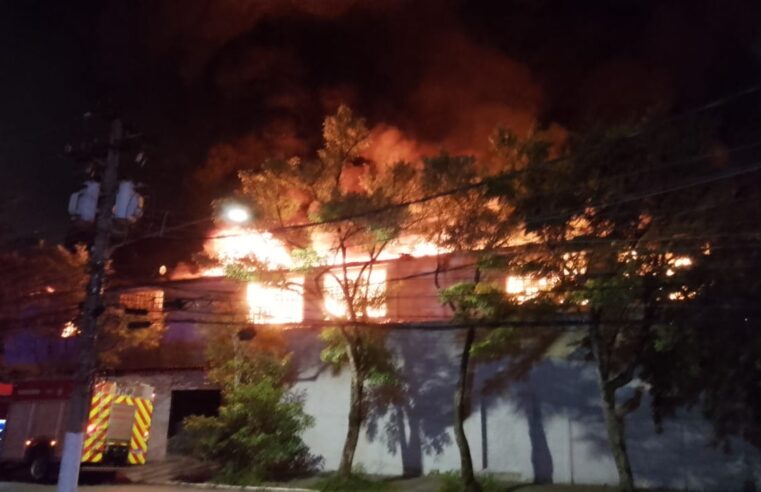 INCÊNDIO DE GRANDES PROPORÇÕES NO JABAQUARA MOBILIZA 20 VIATURAS DOS BOMBEIROS