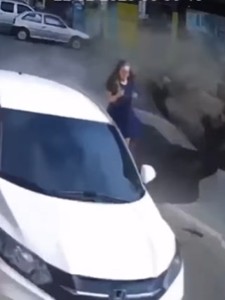 POR POUCO: MULHER ESCAPA POR SEGUNDOS DE ACIDENTE DE CARRO EM SANTA CATARINA
