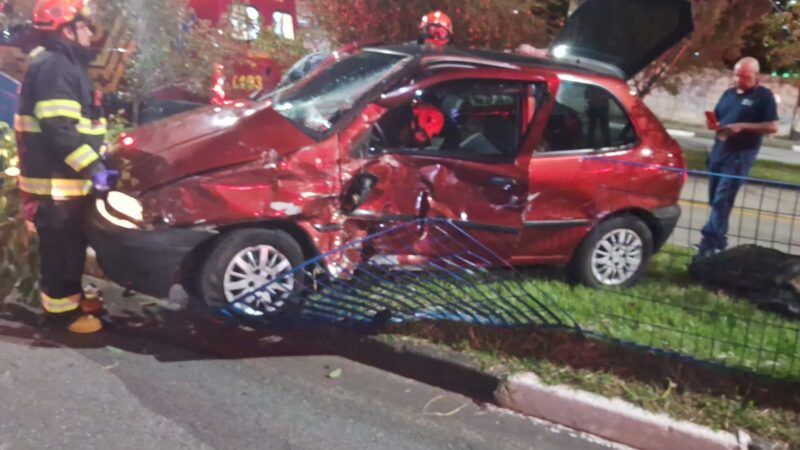 AMBULÂNCIA COLIDE COM CARRO QUE ENTROU NA CONTRAMÃO E TRÊS FICAM FERIDOS EM DIADEMA