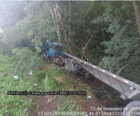 CAMINHÃO CAI EM RIBANCEIRA NO RODOANEL E DEIXA UMA VÍTIMA FATAL