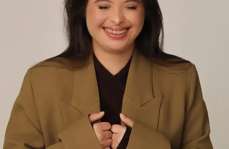 JOVENS COM SÍNDROME DE DOWN USAM INTERNET PARA MOSTRAR POTÊNCIA