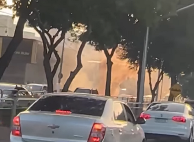 CARRO PEGA FOGO NA AVENIDA DOS BANDEIRANTES, SENTIDO ANCHIETA