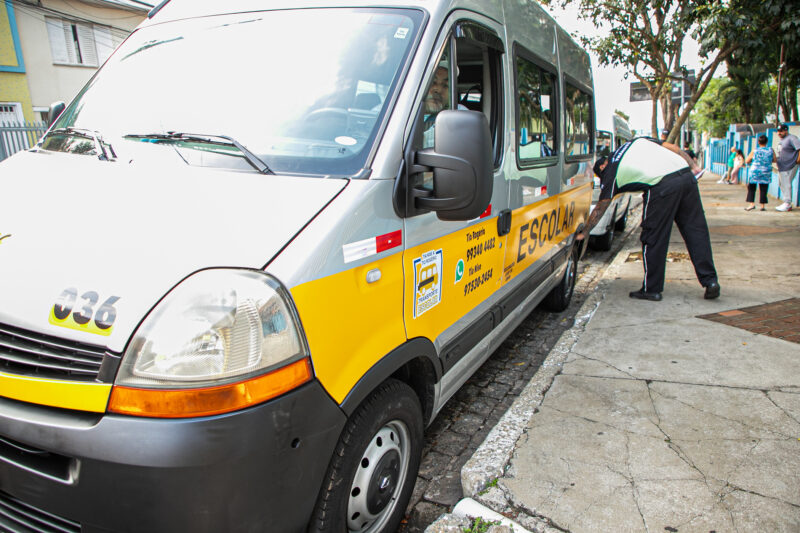 PREFEITURA DE SÃO CAETANO DÁ SEQUÊNCIA À VISTORIA EM TRANSPORTE ESCOLAR E FISCALIZA NA PORTA DA ESCOLA