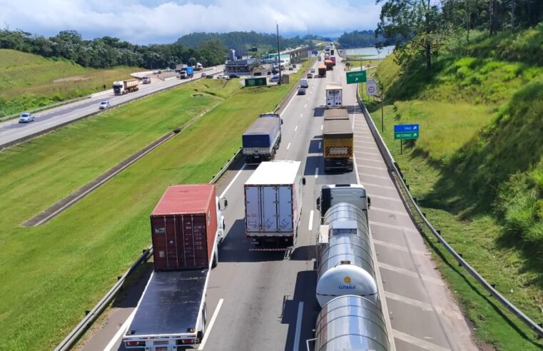 COLISÃO ENVOLVE TRÊS VEÍCULOS NO RODOANEL E CAUSA TRÂNSITO LENTO