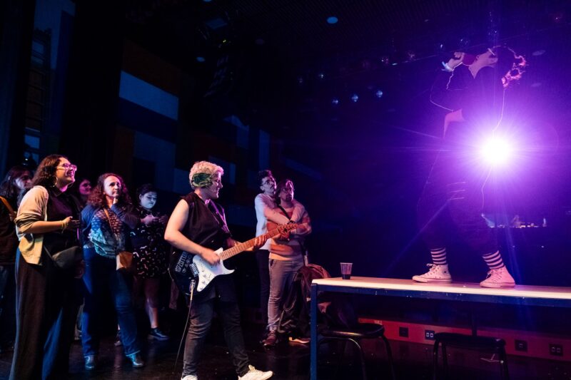 COLETIVO MENELÃO APRESENTA “A CIGANA, O PALHAÇO E O ASTRONAUTA” NO TEATRO LAURO GOMES