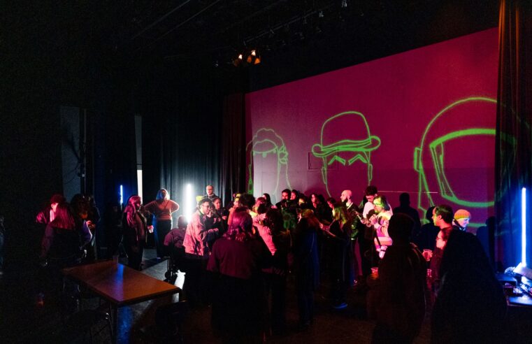 COLETIVO MENELÃO APRESENTA “A CIGANA, O PALHAÇO E O ASTRONAUTA” NO TEATRO LAURO GOMES