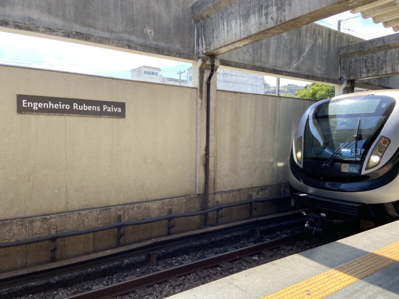 CURIOSIDADES SOBRE A ESTAÇÃO RUBENS PAIVA DO METRÔRIO, QUE LEVA NOME DE PERSONAGEM DO FILME &#8216;AINDA ESTOU AQUI&#8217;