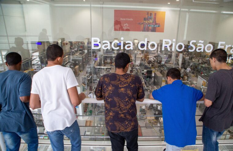 JOVENS DA FUNDAÇÃO CASA DE SÃO BERNARDO EXPLORAM MERCADO DE COSMÉTICOS EM VISITA À FÁBRICA DA NATURA