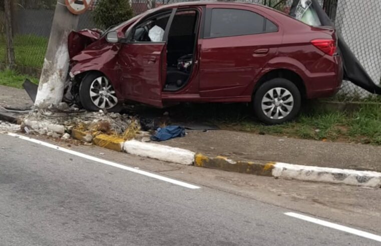 CARRO ROUBADO EM FUGA BATE EM POSTE EM DIADEMA