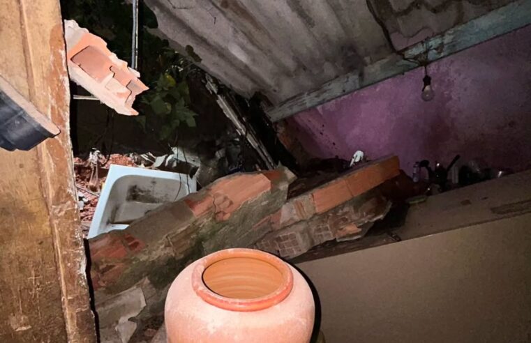 RESIDÊNCIA DESABA EM MAUÁ APÓS CHUVA INTENSA NA CIDADE