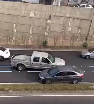 CAMINHONETE PERDE CONTROLE E FICA NA CONTRAMÃO NA AV. LIONS EM SÃO BERNARDO