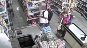 HOMEM É FLAGRADO FURTANDO CAFÉ EM MERCADINHO NO JARDIM HOLLYWOOD