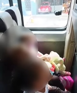 APÓS CRISE COM GREVE DE FUNCIONÁRIOS, DIASTUR É FLAGRADA COM CRIANÇAS DE 2 ANOS FORA DA CADEIRINHA EM VAN ESCOLAR