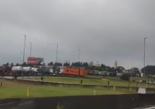 ACIDENTE ENVOLVENDO CARRETA E CAMINHÃO CAUSA CONGESTIONAMENTO NA ANCHIETA, SENTIDO LITORAL