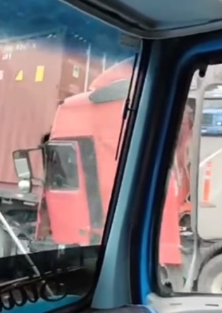 COLISÃO ENTRE DUAS CARRETAS GERA CONGESTIONAMENTO NA VIA ANCHIETA