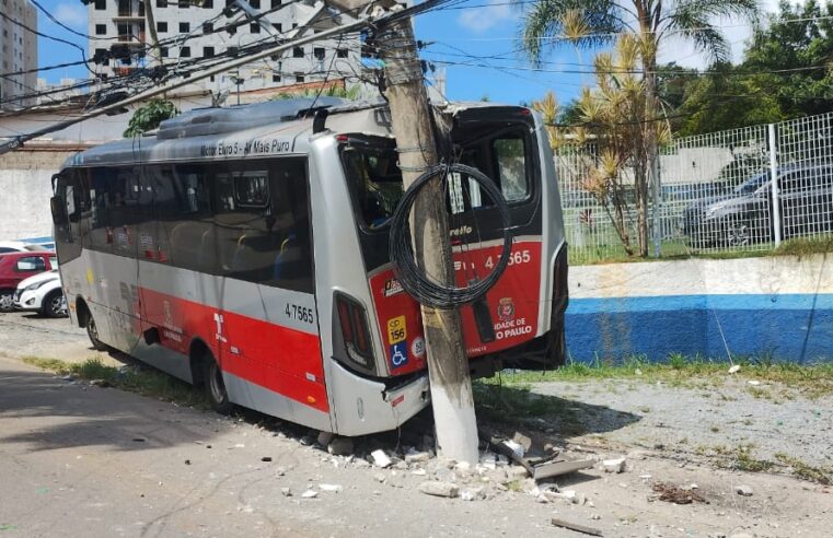 ÔNIBUS DESGOVERNADO BATE POSTE NA ZONA LESTE DA CAPITAL