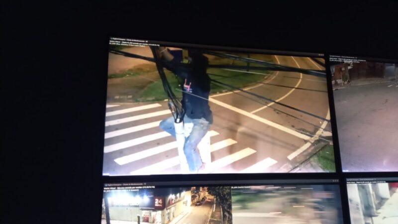HOMEM É PEGO FURTANDO FIAÇÃO ELÉTRICA EM SANTO ANDRÉ