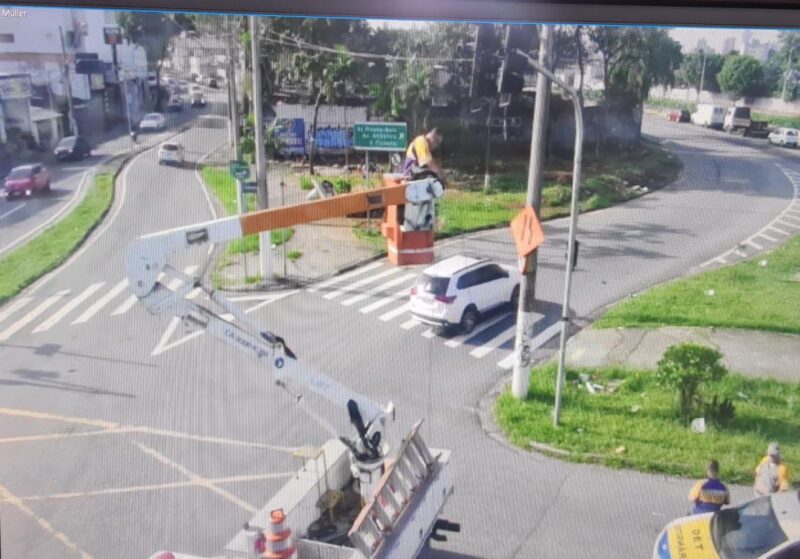 HOMEM É PEGO FURTANDO FIAÇÃO ELÉTRICA EM SANTO ANDRÉ