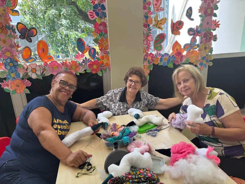 MULHERES DO ABC CONFECCIONAM BONECAS DE PANO E DOAM PARA CRIANÇAS EM SITUAÇÃO DE VULNERABILIDADE