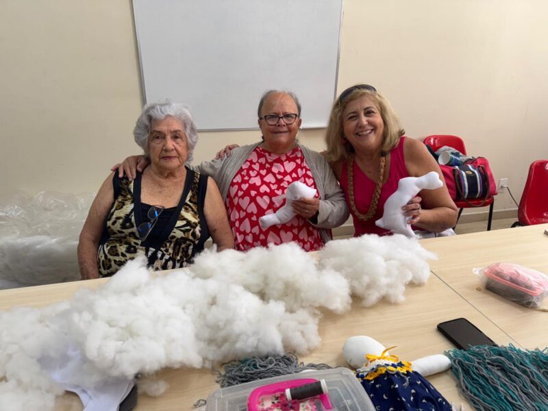 MULHERES DO ABC CONFECCIONAM BONECAS DE PANO E DOAM PARA CRIANÇAS EM SITUAÇÃO DE VULNERABILIDADE