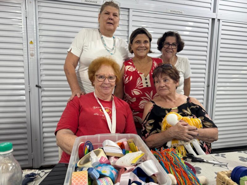 MULHERES DO ABC CONFECCIONAM BONECAS DE PANO E DOAM PARA CRIANÇAS EM SITUAÇÃO DE VULNERABILIDADE