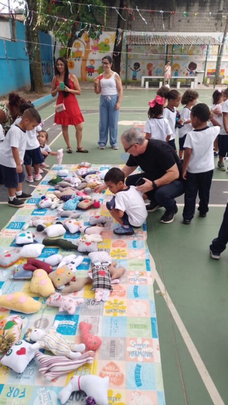 MULHERES DO ABC CONFECCIONAM BONECAS DE PANO E DOAM PARA CRIANÇAS EM SITUAÇÃO DE VULNERABILIDADE