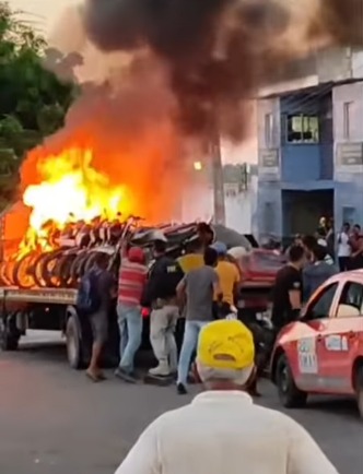 CAMINHÃO COM MOTOS APREENDIDAS PELA PRF É INCENDIADO EM PERNAMBUCO
