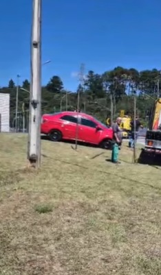 CARRO SOBE EM CANTEIRO E BATE EM POSTE PRÓXIMO AO TERMINAL BATISTINI