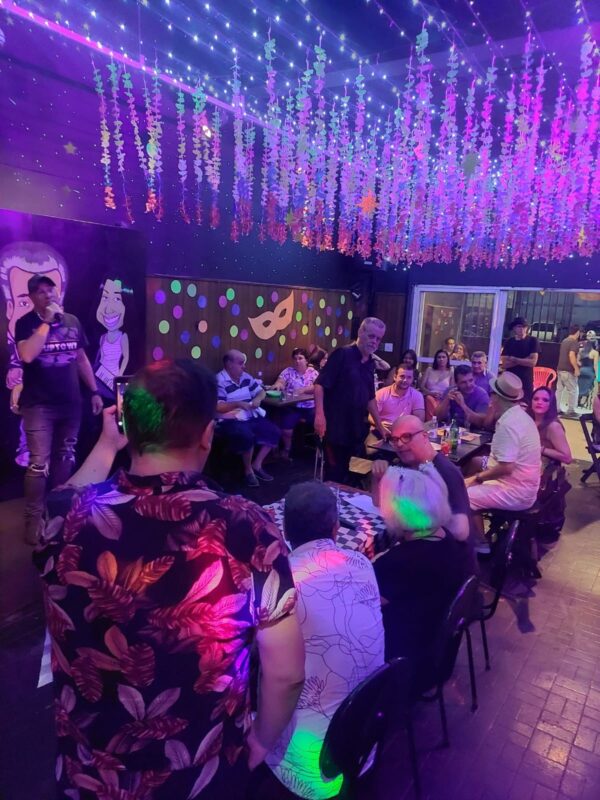 EMPREENDEDORA DE SÃO BERNARDO É DESTAQUE NA TV COM BAR DE KARAOKÊ NO PLANALTO