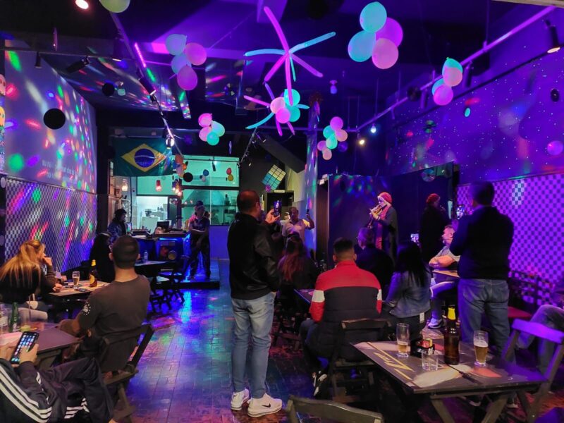 EMPREENDEDORA DE SÃO BERNARDO É DESTAQUE NA TV COM BAR DE KARAOKÊ NO PLANALTO