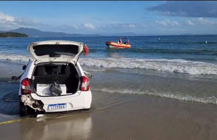 MOTORISTA FOGE DA PRF, SE JOGA NO MAR E FICA QUASE DUAS HORAS NA ÁGUA EM SANTA CATARINA