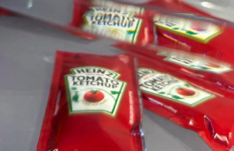 “AINDA ESTAMOS AQUI”: HEINZ ENTRA NA TORCIDA PELO OSCAR COM BRINCADEIRA SOBRE SACHÊS ESQUECIDOS NA GELADEIRA