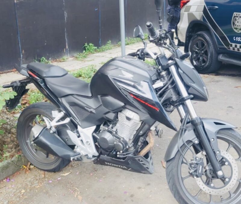 GCM DE SANTO ANDRÉ PRENDE HOMEM COM CELULARES ROUBADOS NO BAIRRO JARDIM