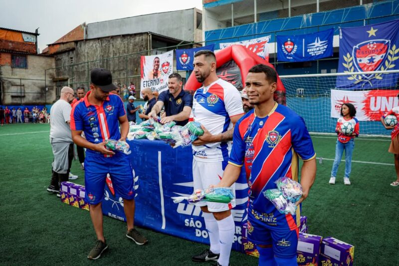 TIME DE FUTEBOL DO AREIÃO ENTREGA 500 KITS DE PÁSCOA PARA CRIANÇAS EM SÃO BERNARDO