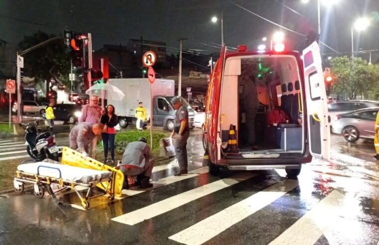 ACIDENTE ENTRE CARRO E MOTO NA PEREIRA BARRETO, EM SANTO ANDRÉ, DEIXA MOTOCICLISTA GRAVEMENTE FERIDO E CAUSA LENTIDÃO