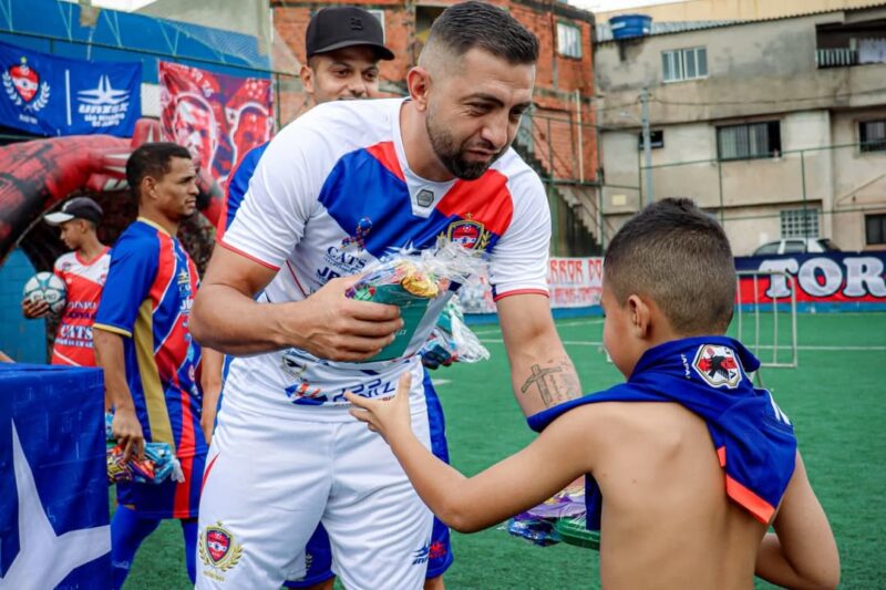 TIME DE FUTEBOL DO AREIÃO ENTREGA 500 KITS DE PÁSCOA PARA CRIANÇAS EM SÃO BERNARDO
