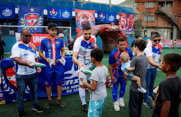 TIME DE FUTEBOL DO AREIÃO ENTREGA 500 KITS DE PÁSCOA PARA CRIANÇAS EM SÃO BERNARDO