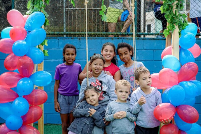 TIME DE FUTEBOL DO AREIÃO ENTREGA 500 KITS DE PÁSCOA PARA CRIANÇAS EM SÃO BERNARDO