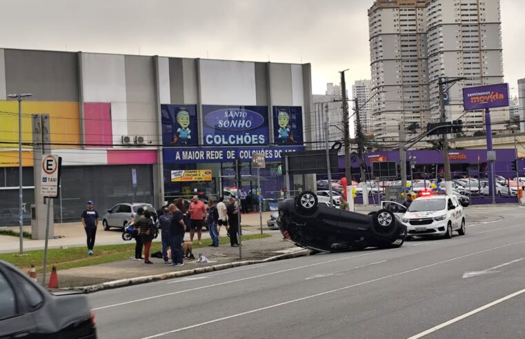CARRO CAPOTA NA FARIA LIMA, EM SÃO BERNARDO