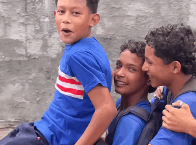 QUATRO AMIGOS DIVIDEM BICICLETA PARA NÃO SE ATRASAREM NA ESCOLA, E VÍDEO VIRA SUCESSO NA INTERNET