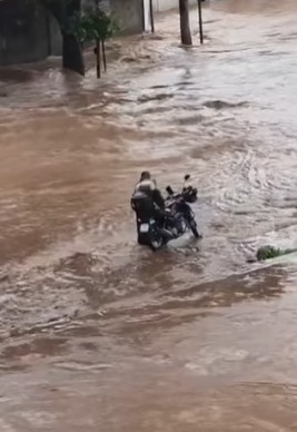 MOTOBOY PASSA BEM DEPOIS DE FICAR ILHADO POR DUAS HORAS NA AVENIDA DOS ESTADOS, EM SANTO ANDRÉ