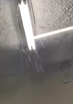 ALUNOS DE ESCOLA ESTADUAL DO BAIRRO ASSUNÇÃO ENFRENTAM SALAS ALAGADAS DURANTE CHUVA