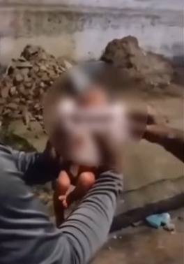 BEBÊ RECÉM-NASCIDO É ENCONTRADO NO LIXO POR GARIS NO RIO DE JANEIRO