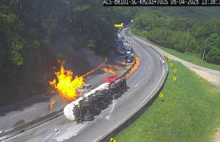PELO MENOS 25 VEÍCULOS PEGAM FOGO APÓS CAMINHÃO CARREGADO COM ETANOL TOMBAR EM RODOVIA DE SANTA CATARINA