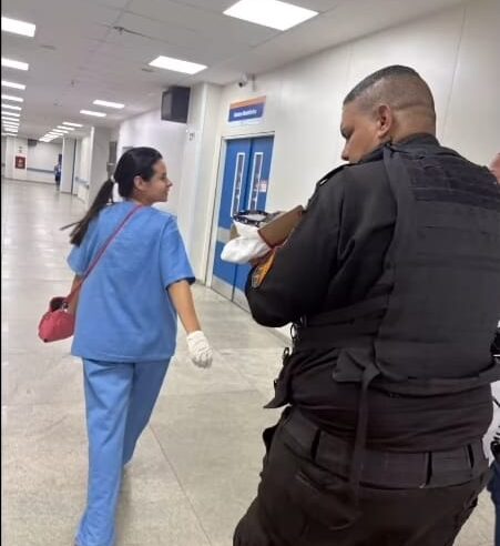 RECÉM-NASCIDA É RESGATADA EM CAIXA DE PAPELÃO POR POLICIAIS EM BELFORD ROXO