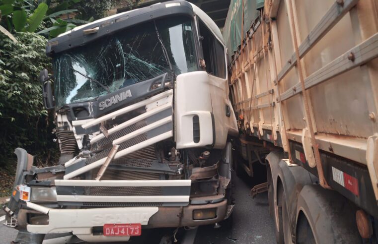 ACIDENTE ENTRE TRÊS CARRETAS NO KM 44 DA ANCHIETA SENTIDO LITORAL CAUSA BLOQUEIO E LENTIDÃO