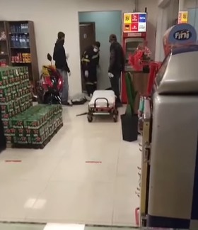 MULHER DESMAIA EM POSTO DE GASOLINA NA MADRUGADA, PARA DE RESPIRAR E É SOCORRIDA POR VIGILANTE E SAMU