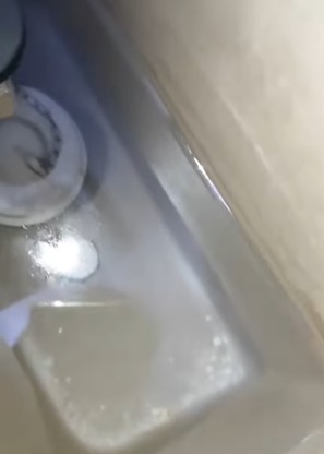 ÁGUA COM CHEIRO DE QUEROSENE PREOCUPA MORADORES NA AVENIDA MIRO VETORAZZO