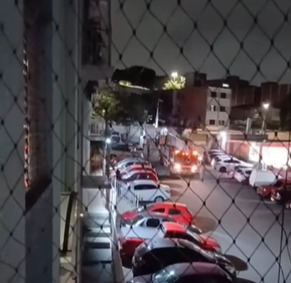 GAVIÃO FICA PRESO EM ÁRVORE POR LINHA DE PIPA E MOBILIZA BOMBEIROS NO JORDANÓPOLIS